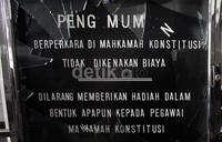 Papan pengumuman dan TV LCD yang berada di lobi MK rusak akibat ulah perusuh.