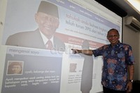 Website tersebut berisi profilnya, kegiatan blusukan, galeri foto dan kisah-kisah kepahlawanan.