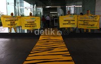 Mereka juga menggelar karpet harimau berukuran 2x20 meter di depan pintu masuk gedung.
