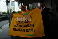 Massa membentangkan sejumlah spanduk, salah satunya bertuliskan Wilmar jangan hancurkan rumah kami