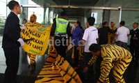 Pihak keamanan gedung berusaha membubarkan aksi mereka.