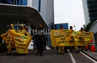 Setelah tergusur hingga ke luar area gedung, mereka akhirnya membubarkan diri setelah sekitar 10 menit beraksi.