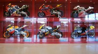 Di dalam gedung terdapat foto-foto perkembangan sirkuit Suzuka dan juga berbagai motor balap yang digunakan untuk balapan di sirkuit tersebut.  Motor-motor ini disimpan dalam rak-rak yang diberi kaca. Ada sekitar 10 motor Yang dipajang dalam lokasi ini.