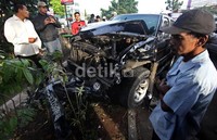     Honda CBR tersebut tampak berada di bawah mobil usai ditabrak.