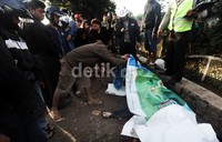 Akibat kecelakaan tersebut pengedara motor bernama Andi Kurniawan tewas seketika.