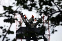 Pekerja merampungkan pekerjaannya.