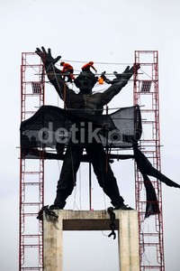 Patung Pembebasan Irian Barat diresmikan oleh Soekarno pada 17 Agustus 1963.