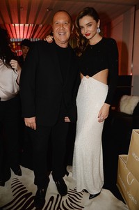 Miranda berfoto bersama desainer Michael Kors. Tomura/Getty Images.     
