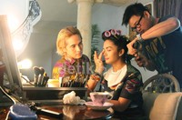 KD pun mulai dirias wajahnya dengan tim make-up artist.