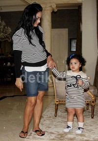 Mengantar Amora ke sekolah adalah rutinitas yang dijalani Krisdayanti setiap pagi.