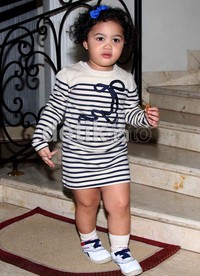 Amora tampak lucu dengan dress stripes-nya plus pita biru yang menghiasi kepalanya.