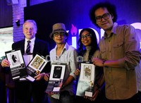     Andy '/rif' dan Endah N Rhesa berpose dengan David Warfel, selaku Global Marketing Director Zippo di The Goods Diner, SCBD, Jakarta, Kamis (14/11/2013). Asep/detikHOT.