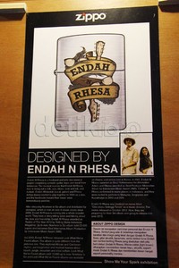 Gitar, bass, kacamata, serta rambut menjadi desain Endah N Rhesa untuk Zippo-nya. Asep/detikHOT.