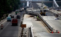 Pembangunan tol ini awalnya terhambat dikarenakan pembebasan lahan yang berlangsung alot.
