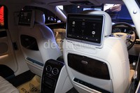 Pancaran interior menciptakan sebuah kabin yang luar biasa dan mewah serta dipadukan dengan kecanggihan teknologi yang dibalut dengan jahitan tangan bahwa kulit mewah untuk interior dan motif kayu yang menandai kemewahan.