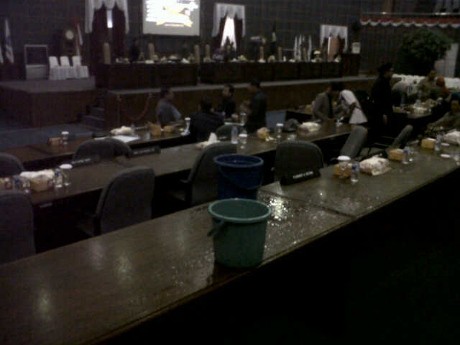 Atap Ruang Paripurna Bocor Warnai Jawaban Atut Soal RAPBD