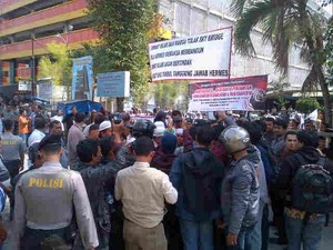Aksi Demo Tolak Jembatan di Atas Madrasah Diwarnai Tembakan Gas Air Mata