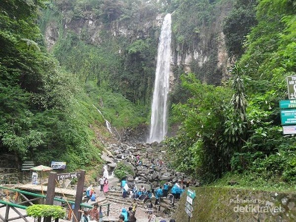 Menaiki 1 250 Anak Tangga Demi Air Terjun Grojogan Sewu