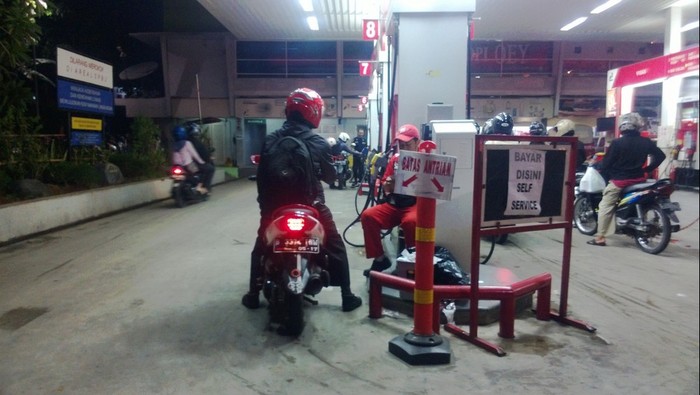 Di SPBU Ini Anda Bisa Isi Bensin Sendiri