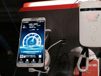 Jaringan Internux hanya melayani akses data internet, tidak dapat digunakan untuk telepon maupun SMS. Lisensi kami di 2,3 GHz belum termasuk penomoran. Tak mengapa, sekarang kan eranya layanan data, kata Devid.