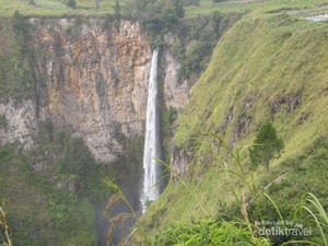 Air Terjun Sipiso-piso, Juara di Danau Toba