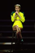 Miley Cyrus Ngejreng di Panggung Bambi Awards