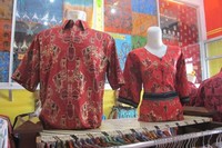 Batik Papua tak hanya dijual dalam bentuk kain, tapi juga pakaian jadi. Ini adalah contoh kemeja untuk wanita dan pria (Putri/detikTravel)