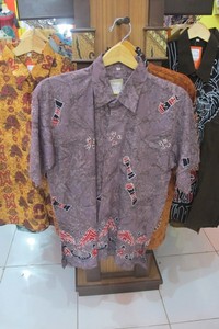 Soal warna tak perlu kuatir. Batik Papua tersedia dalam banyak warna (Putri/detikTravel)