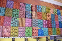 Jika ingin menjahit sendiri, turis bisa membeli kain batik Papua. Harga dan motifnya pun beragam. Silakan pilih sesuai selera (Putri/detikTravel)