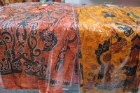 Untuk rok panjang harganya mulai Rp 200 ribu/buah. Sedangkan kemeja batik Papua, dikenai harganya mulai Rp 150 ribu/buah (Putri/detikTravel)