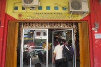 Ada banyak tempat yang bisa Anda kunjungi untuk berburu batik Papua. Salah satunya adalah Toko Aneka Batik Papua di Jl Sam Ratulangi No 89, Sorong (Putri/detikTravel)