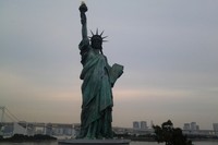 Di Jepang, wisatawan mungkin ingin melihat landmark macam Menara Tokyo atau Istana Kaisar. Namun siapa sangka mereka juga bisa melihat Patung Liberty. Ya, landmark AS ini bisa juga dilihat di Tokyo, Jepang (Khairul/detikTravel)