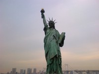 Di Jepang, patung itu ditempatkan di Pulau Odaiba. Bentuknya sama persis seperti yang ada di Manhattan, New York, Amerika Serikat (Khairul/detikTravel)