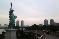 Sosok patung perempuan memegang obor di tangan kanan dan mendekap buku di tangan kiri. Bedanya, kalau di Manhattan tingginya sekitar 46 meter, nah yang di Odaiba ini tingginya hanya 11 meter (Khairul/detikTravel)