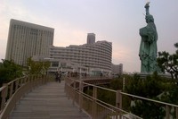 Di sekitarnya ada pemandangan Teluk Tokyo, pantai, pepohonan dan tempat duduk yang nyaman. Secara keseluruhan, komplek ini bagian dari Odaiba Marine Park (Khairul/detikTravel)