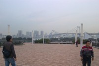 Di belakangnya ada Rainbow Bridge atau Jembatan Pelangi. Terentang sepanjang 798 meter di atas Tokyo Bay, Rainbow Bridge menghubungkan Tokyo daratan dengan Pulau Odaiba (Khairul/detikTravel)