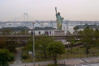 Pada malam hari, lampu-lampu yang dipasang di jembatan yang selesai dibangun tahun 1993 ini terlihat seperti pelangi. Itu sebab warga menyebutnya sebagai Rainbow Bridge (Khairul/Ikhwan)