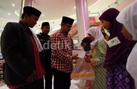 Direktur Fun Seasons sekaligus ketua PWNU DKI Jakarta Tubagus Robby Budiansyah didampingi pengurus PWNU Jakarta Barat memberikan santunan kepada anak yatim.