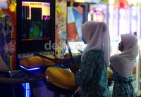 Anak-anak yatim menikmati beragam permainan.