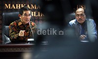 Menurut Hamdan, tidak ada kaitan antara tindak anarkisme dengan menurunnya kepercayaan masyarakat akan MK.