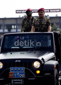 Kepala Staf Angkatan Laut (kasal) Laksamana TNI Dr. Marsetio melakukan inspeksi pasukan.
