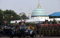 Turut hadir dalam peringatan acara tersebut Gubernur Papua Barat Abraham Oktavianus Atururi, Angkatan Laut dari berbagai negara diantaranya Australia, Malaysia, Brunei Darussalam, Turki, dan para purnawirawan Angkatan Laut.