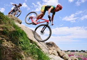 Asyiknya Gowes Sepeda di Lereng Gunung