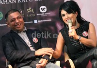 Sang suami, Raul Lemos ikut menemani KD merilis album terbarunya.