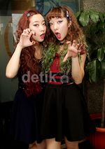 Pose Imut Duo Jepang AMIAYA