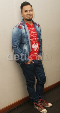 Ia tampil casual mengenakan kaus merah, kemeja dan celana denim. Gus Mun/detikHOT.