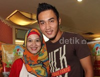 Umur 4 bulan udah kerasa gerakannya. Mungkin itu calon pemain bola, kerjaannya nendang mulu, kata Okie saat ditemui bersama Gunawan di kawasan Kuningan, Jakarta Selatan, Kamis (14/11). Noel/detikHOT.