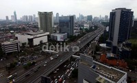 Suasana kota Jakarta dari lantai 21 di Grand Slipi Tower, Jakarta, Jumat (15/11/2013).