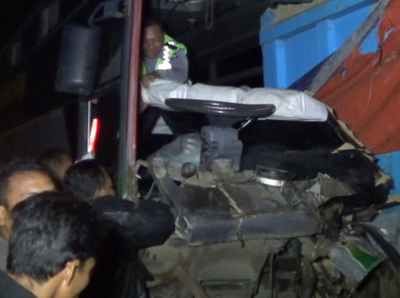 Bus Tabrak Truk Parkir, 1 Orang Tewas dan 12 Penumpang Luka