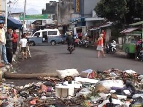 Ratusan Warga Garut Demo Blokir Jalan dengan Sampah